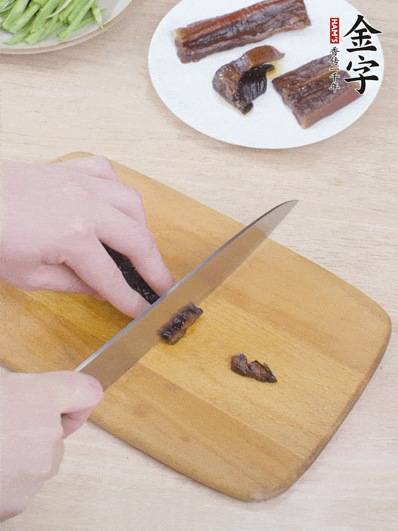 提前煮好的金字醬油肉切片。