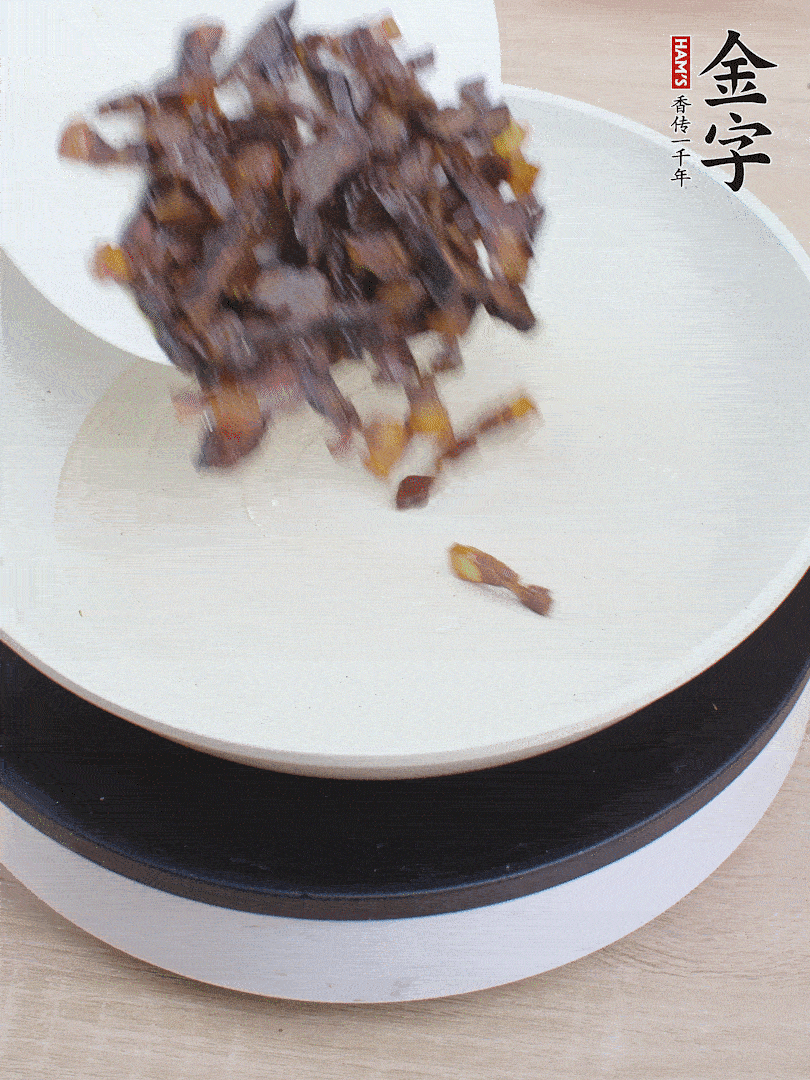 油熱倒醬油肉，編出香味。