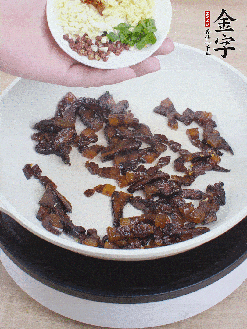 下蔥姜蒜、干辣椒、花椒粒炒香。