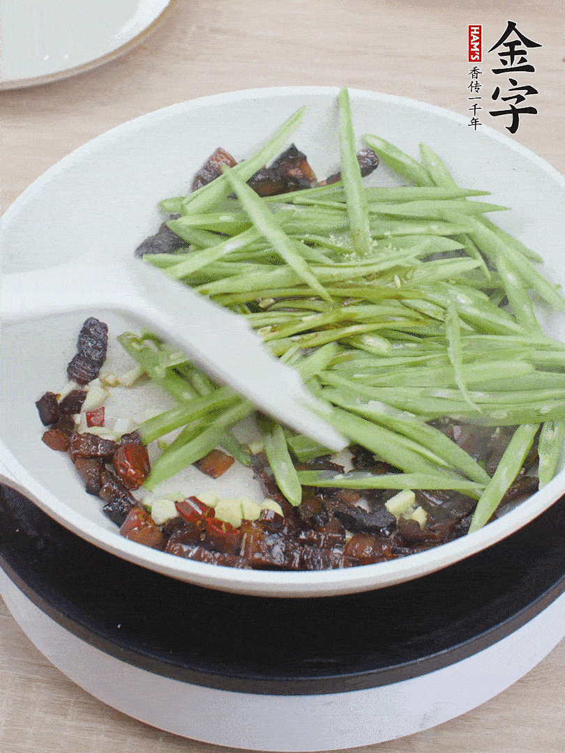 下豆角，生抽、雞精調(diào)味，炒到斷生。