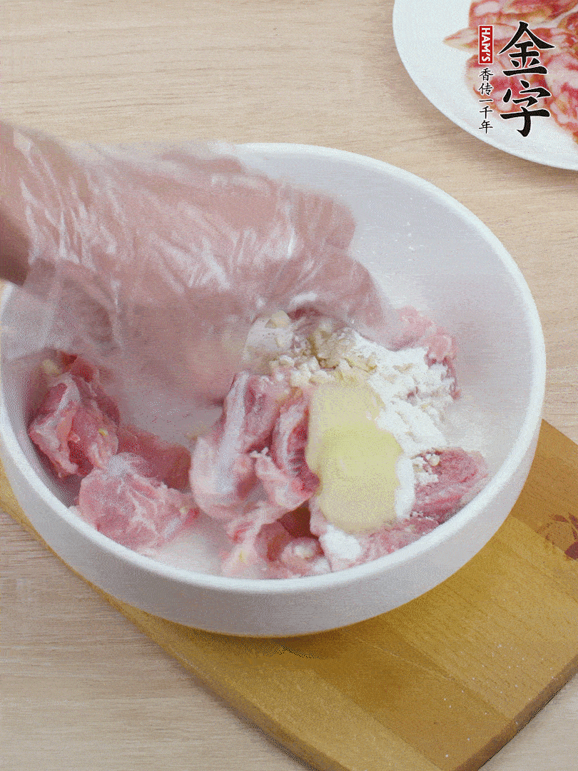 洗凈的小排，加鹽、姜、蒜末、淀粉、胡椒粉抓勻，腌制15分鐘。