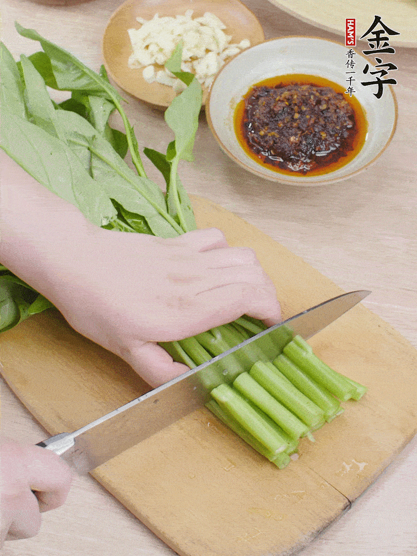 空心菜切段，大蒜拍碎切末。