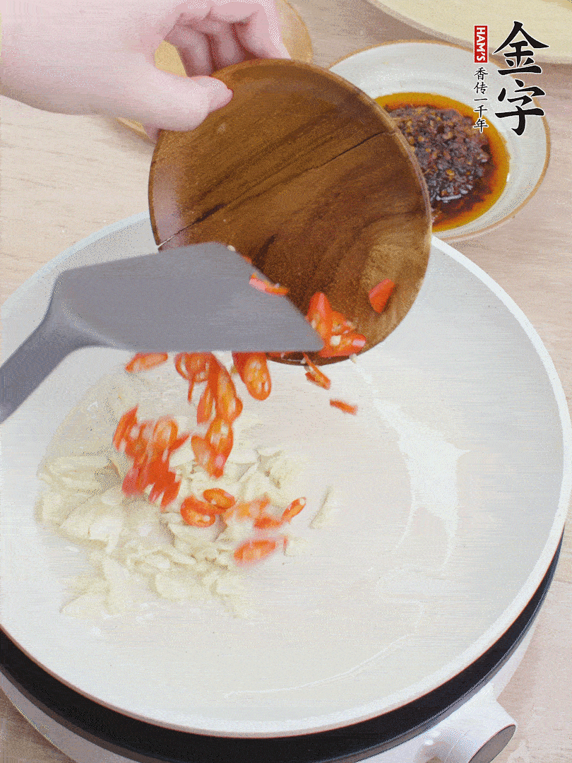 油熱煸香蒜末、辣椒。