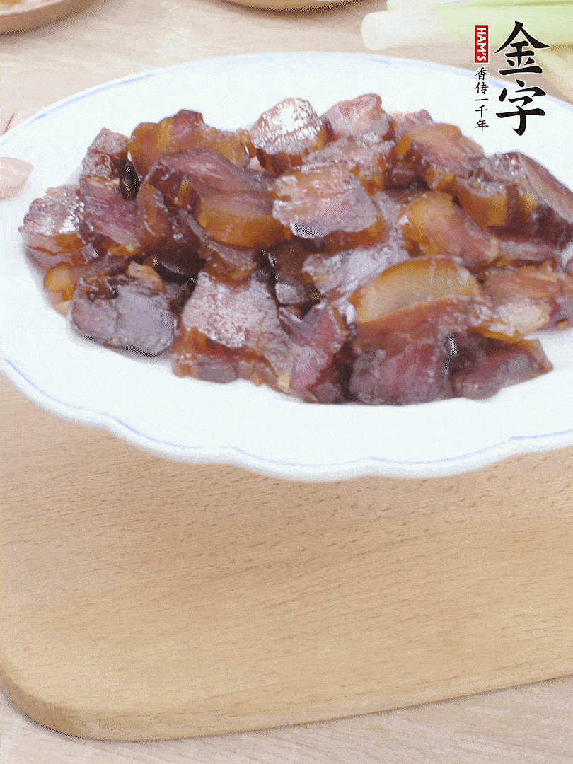 金字醬油肉水煮15分鐘，切薄片。