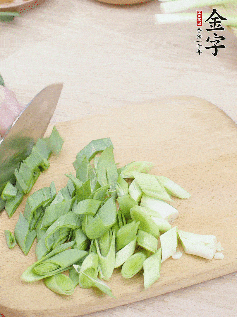 青蒜切段。（蒜白可以拍一下，再斜著切）