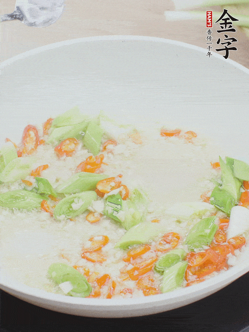 油5成熱時(shí)，下蒜末、辣椒、蒜白煸炒。