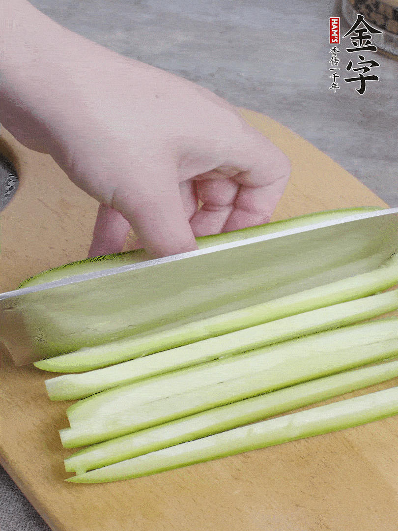 西葫蘆對(duì)半切，去瓤切條。