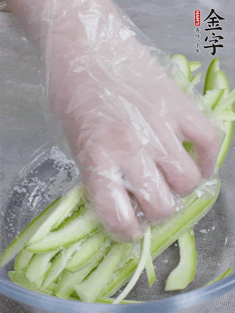 加鹽腌制15分鐘，清洗后擠干水份。
