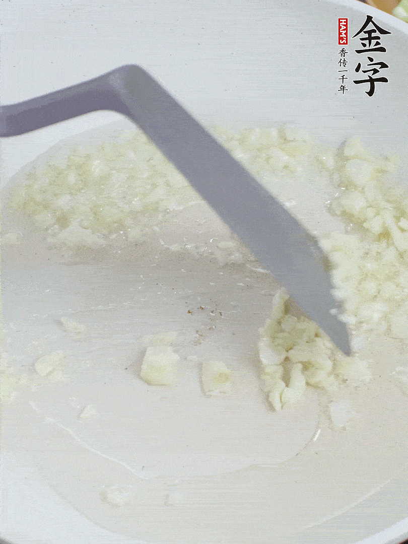 冷鍋熱油，下大蒜煎至兩面微黃。