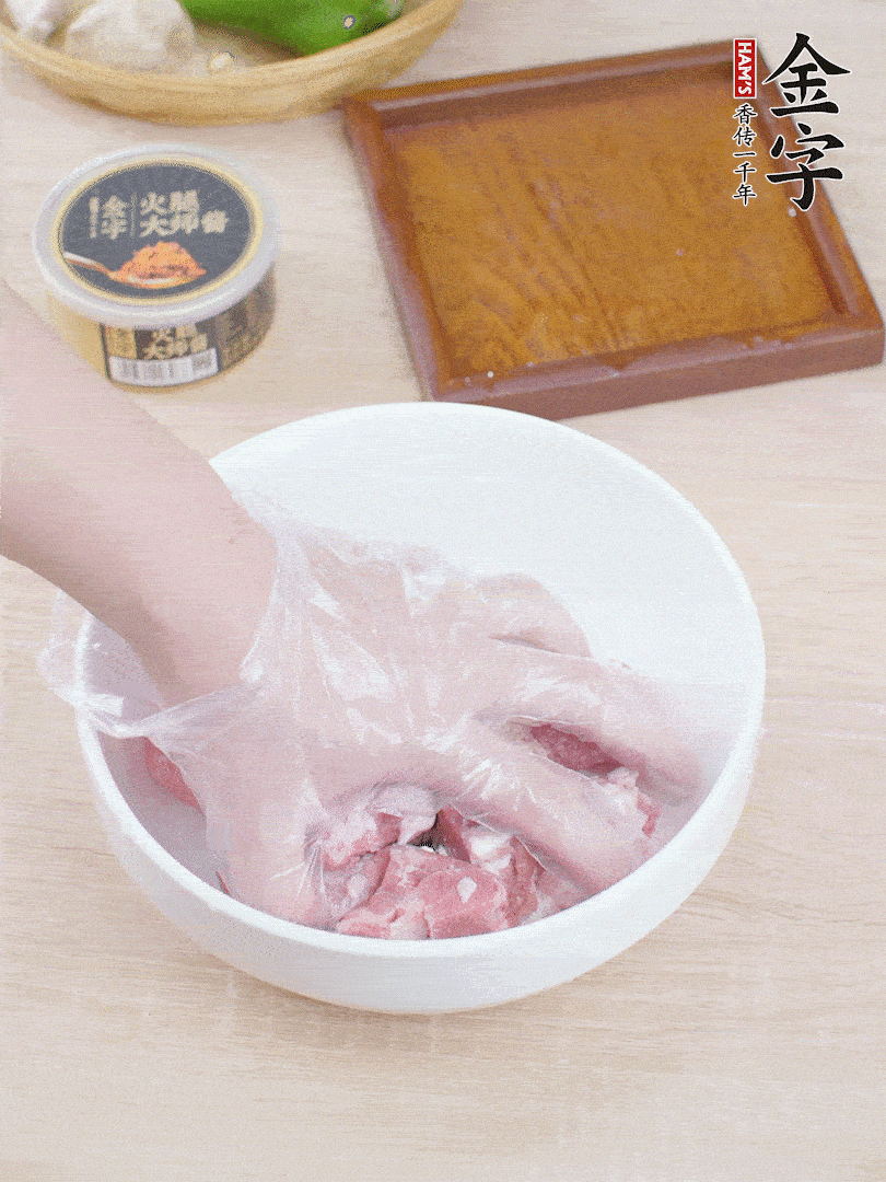 豬小排，加1勺料酒、1勺蠔油、1/3勺白胡椒粉、淀粉，抓拌均勻腌漬30分鐘。青椒去蒂去籽切塊。洋蔥去皮切塊。