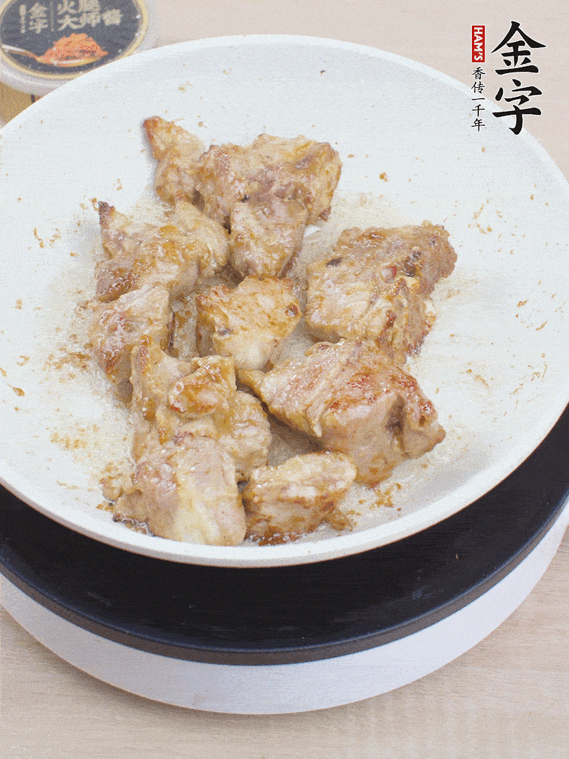 油4成熱，下小排煎炒至邊緣微微發(fā)焦。