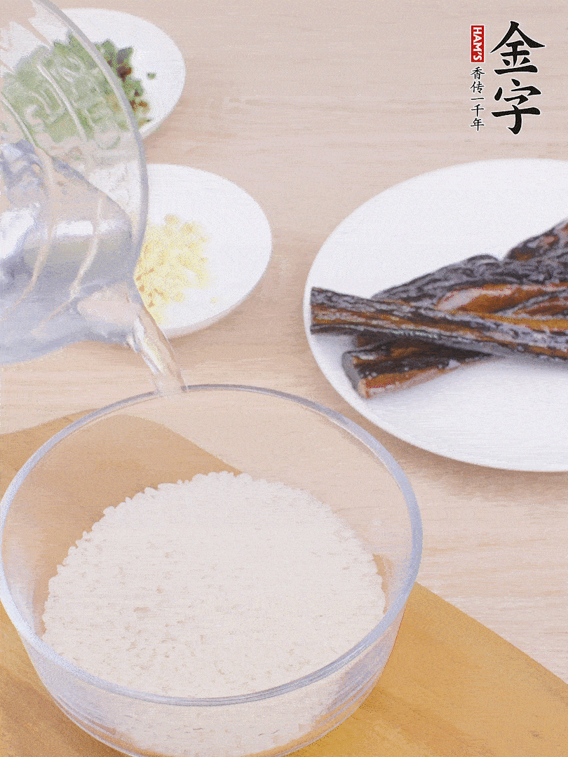 大米提前用清水浸泡1小時(shí)。