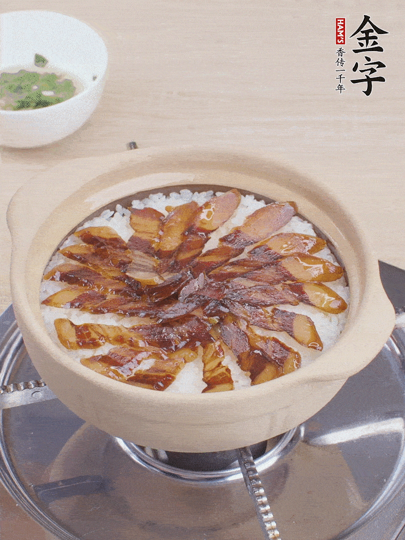 快收水時(shí)，鋪醬油肉，鍋邊淋點(diǎn)油，轉(zhuǎn)動(dòng)砂鍋，燜煮2分鐘。