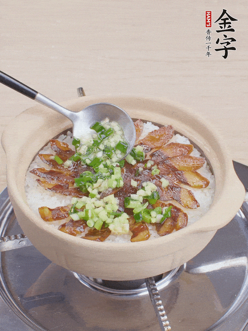 倒蔥姜醬再燜1分鐘。（也可以淋點(diǎn)生抽）