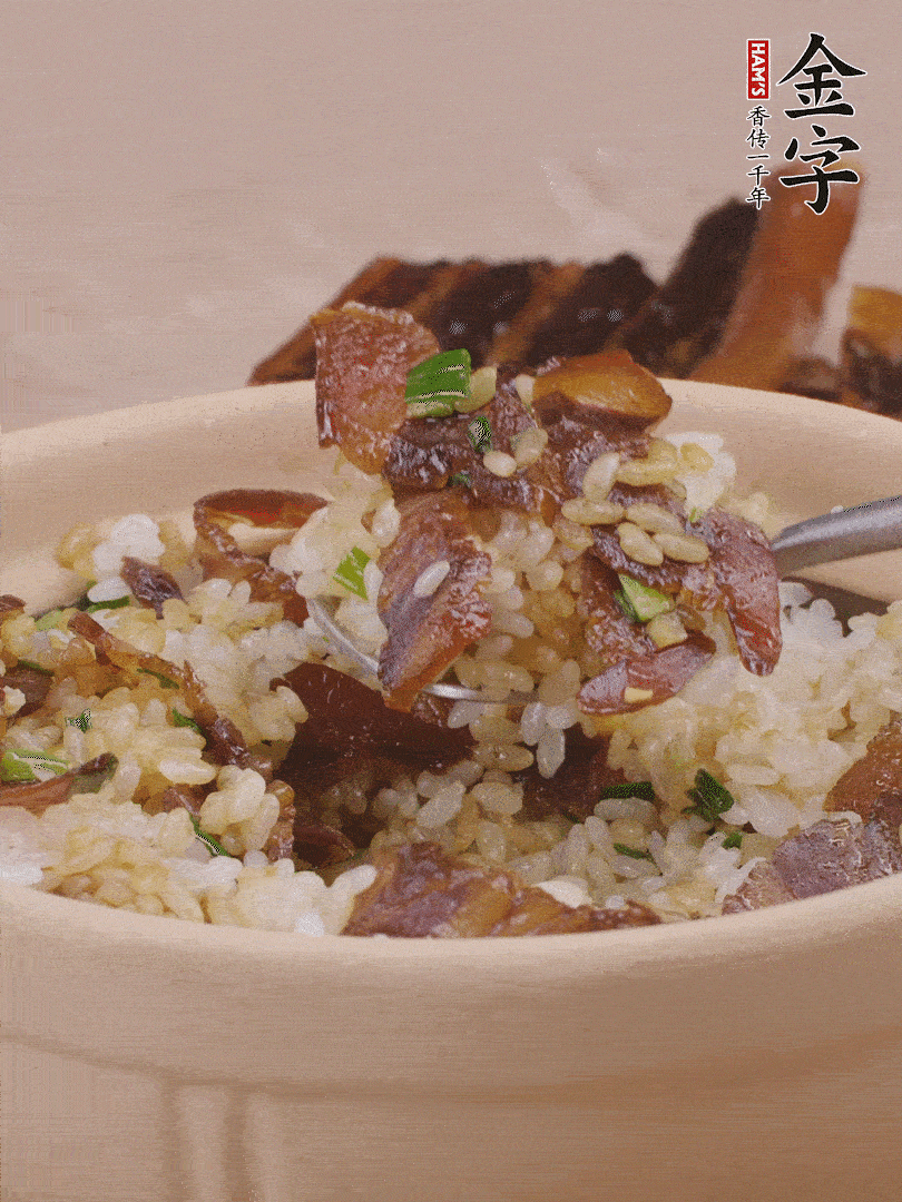揭蓋后撒點(diǎn)蔥花裝飾，趁熱拌勻。