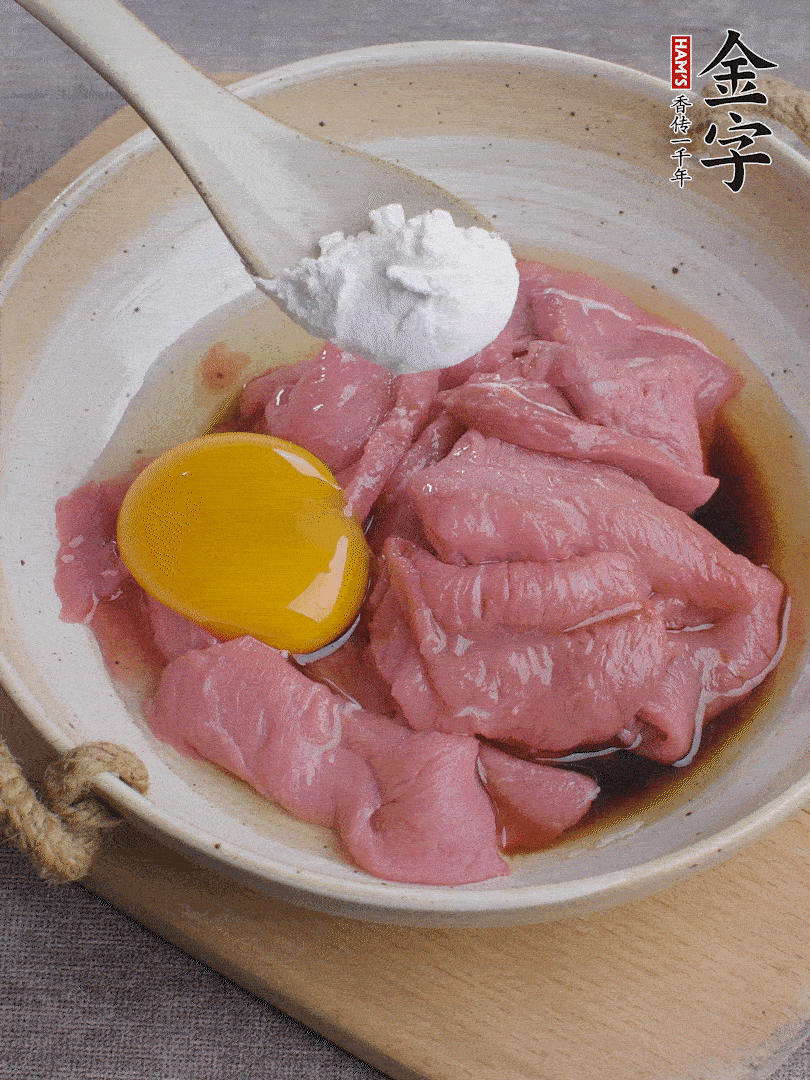 牛肉切片，雞蛋1個、水2勺、料酒1/2勺、生抽1/2勺、生粉1勺腌15分鐘。