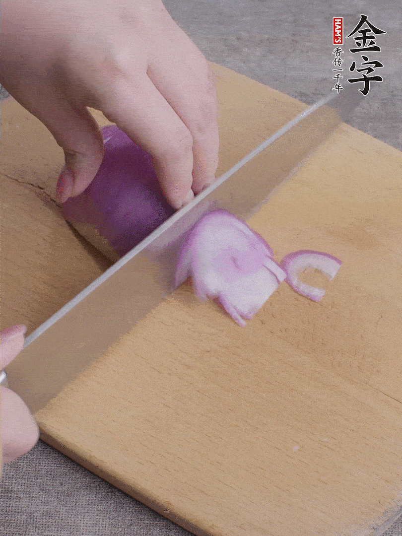 洋蔥切絲、蔥切段。