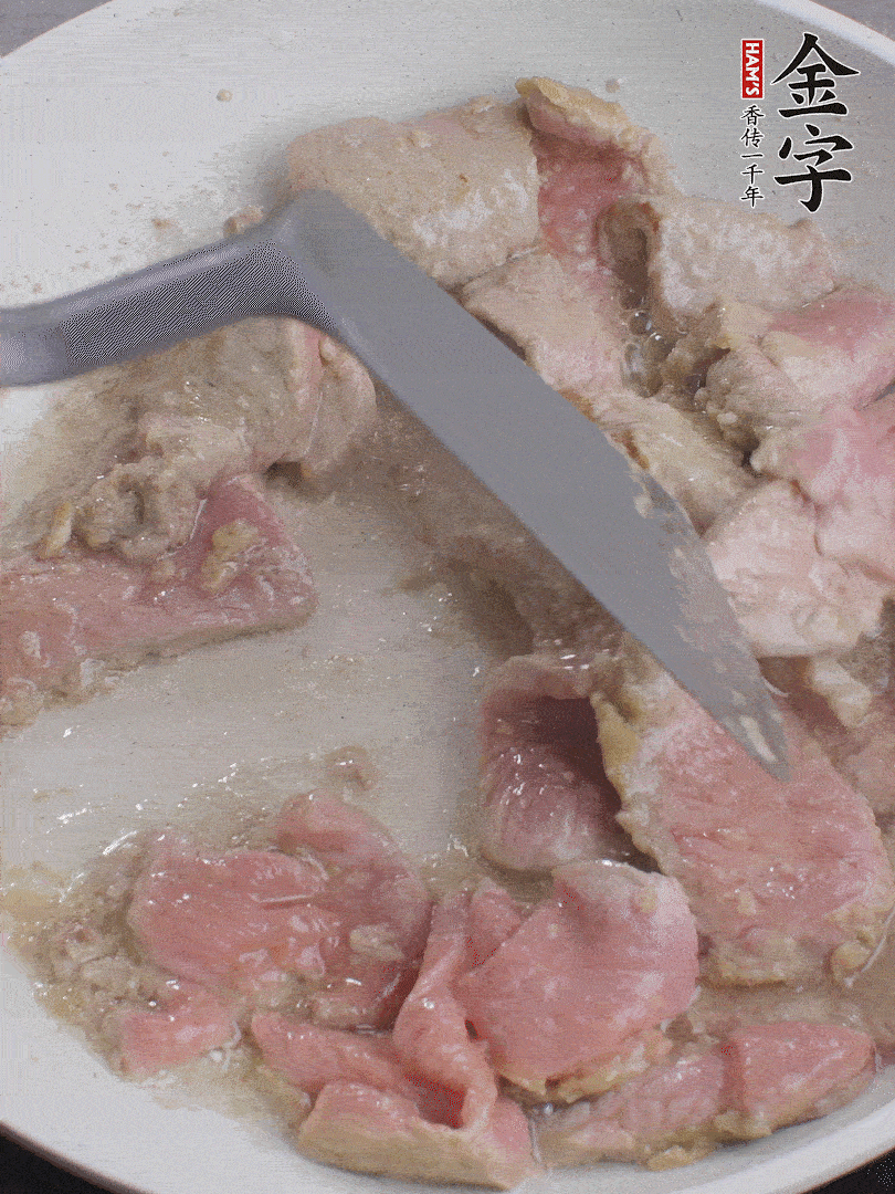 鍋中少油，下牛肉炒至變色。（盛出來）