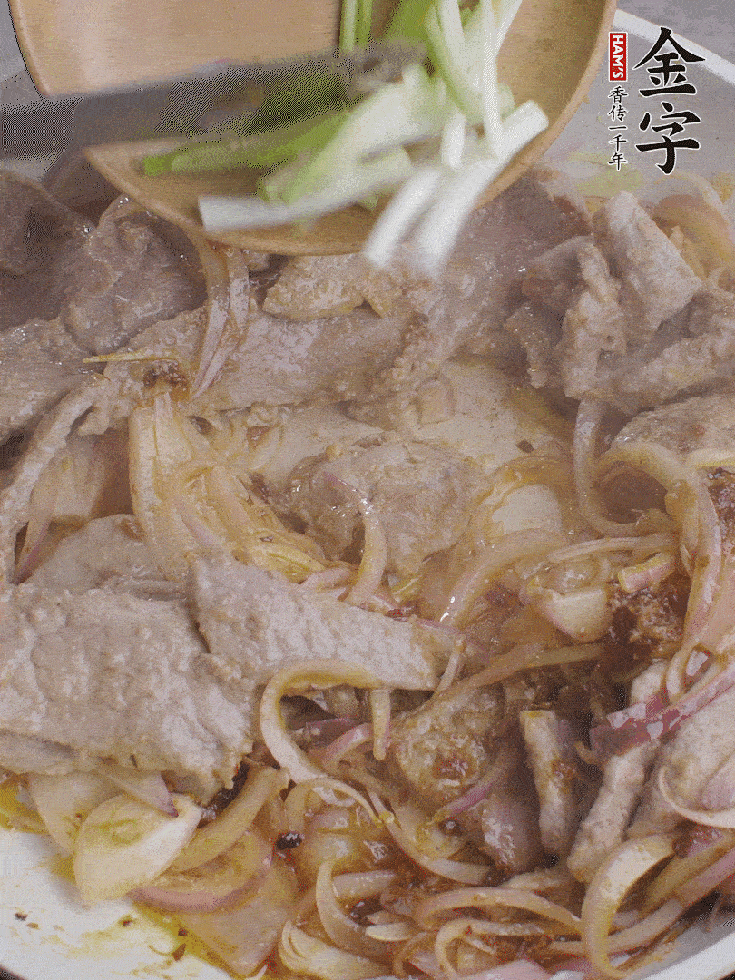下牛肉、蔥段快炒。