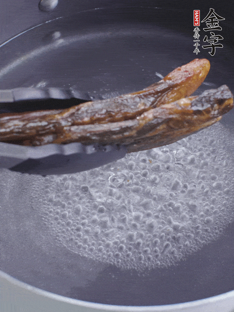 金字醬油肉水煮15分鐘，切薄片。