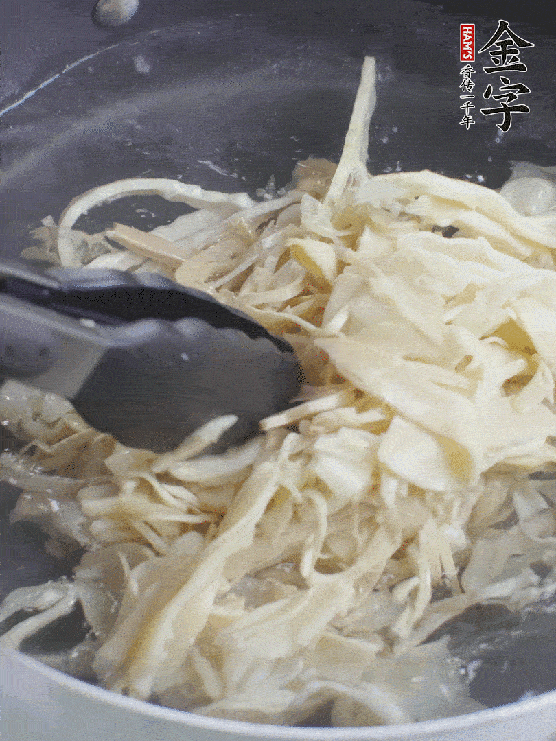 糯米筍焯水1分鐘，過涼水，擠干水份。
