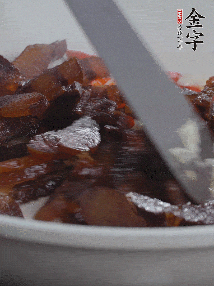 下醬油肉，煸出油脂。