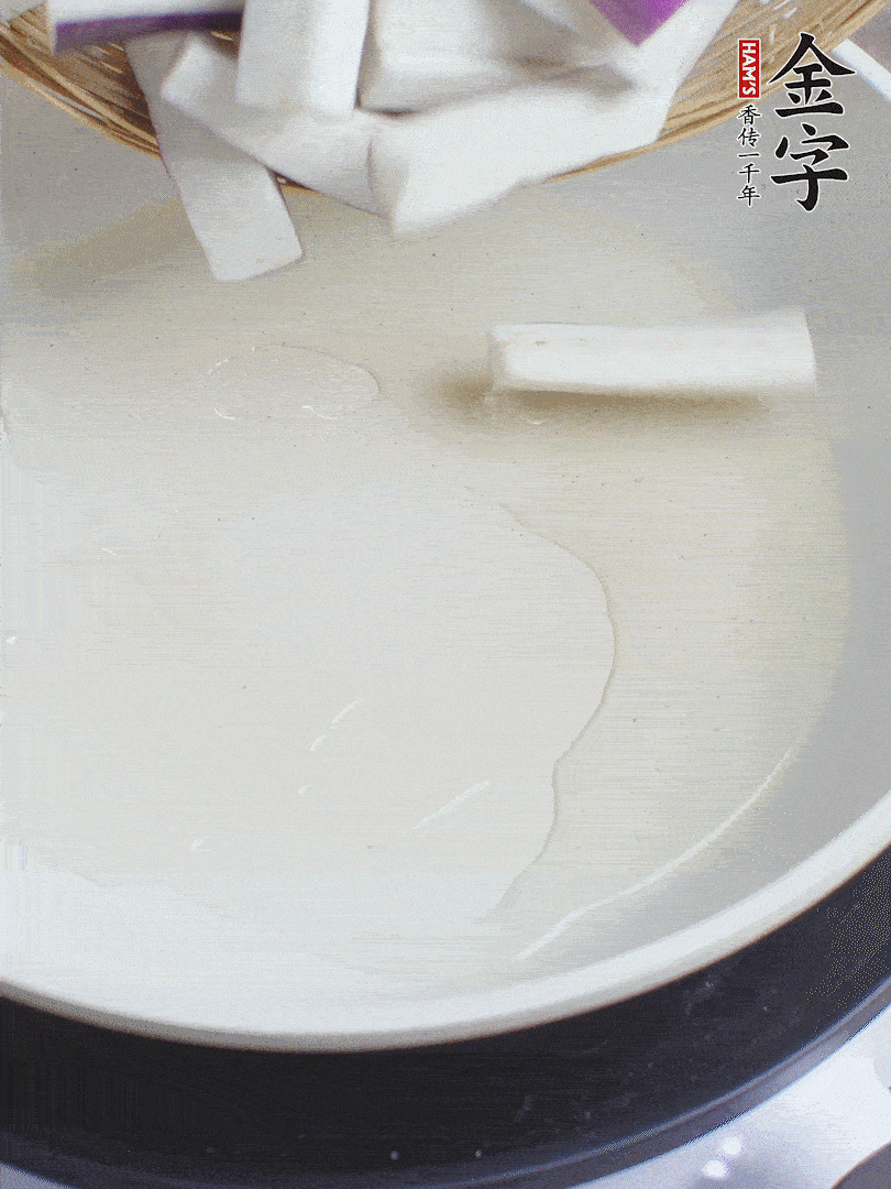 杭茄洗凈去蒂，縱向剖成4份，切成長10cm左右的段。白洋蔥切絲?？谀⑾磧羧サ舯?。紅椒切菱形片。