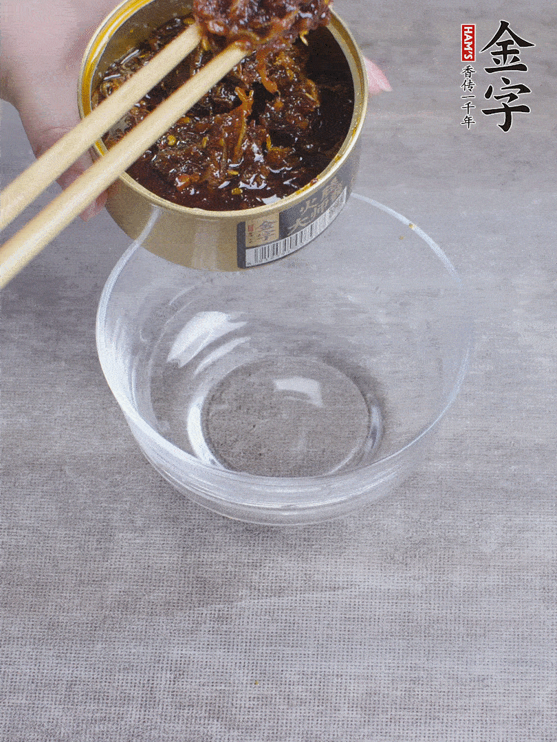 金字火腿大師醬2勺、醬油1勺、白砂糖1/2勺調勻。