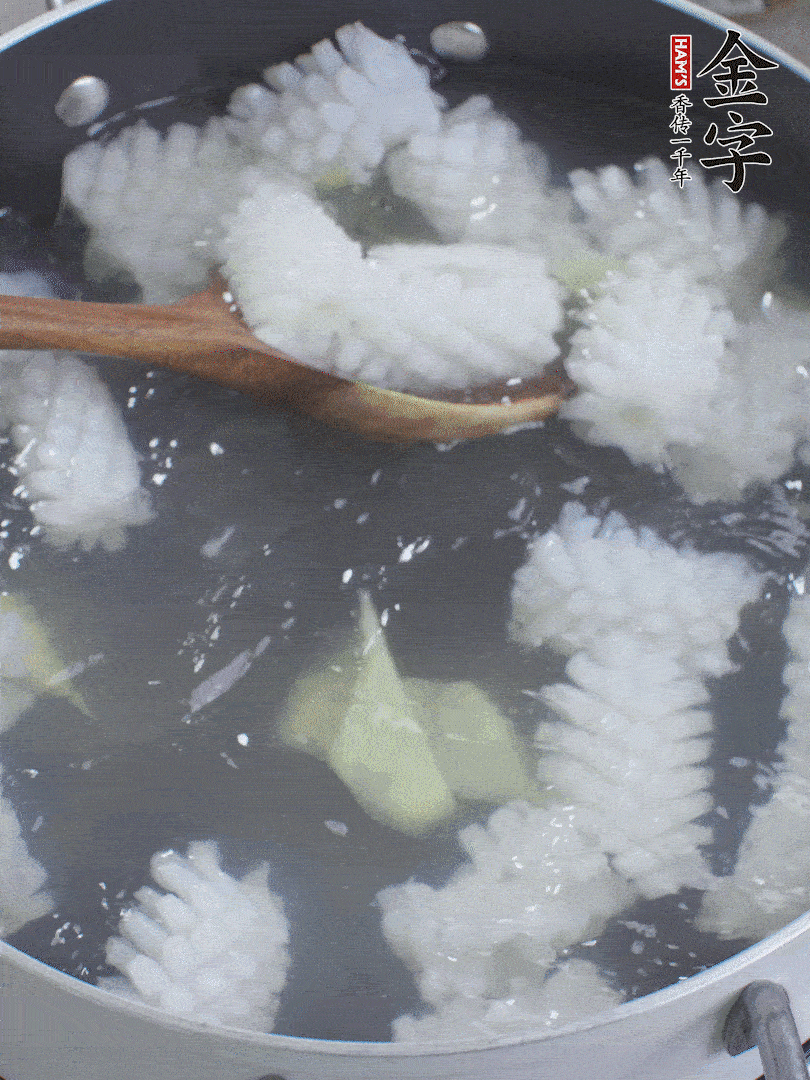 魷魚解凍后，加姜片、料酒汆燙30秒。