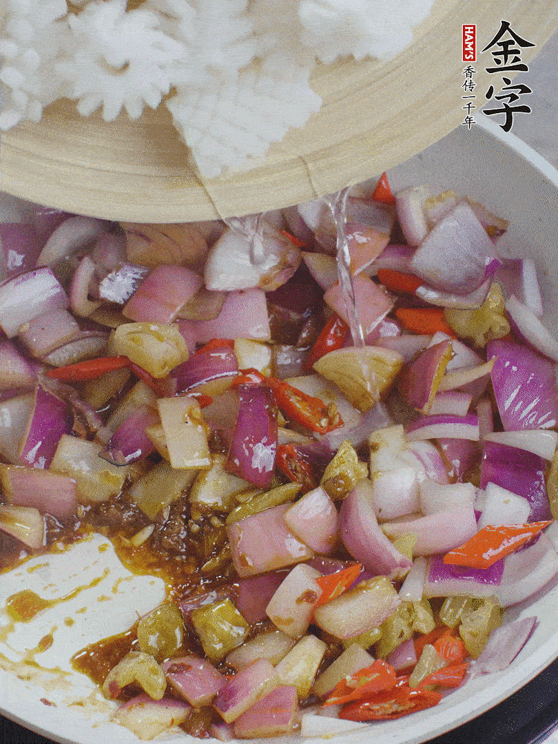 下魷魚花，2勺料酒炒勻。