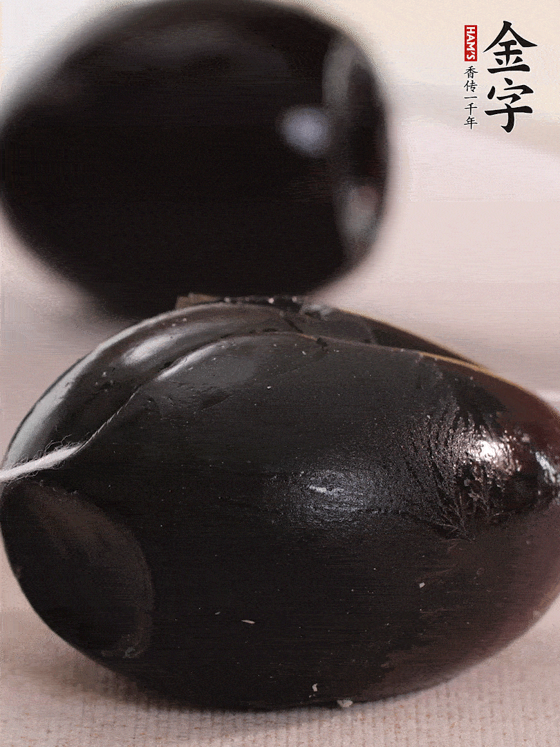 娃娃菜金針菇去跟洗凈，皮蛋改刀。