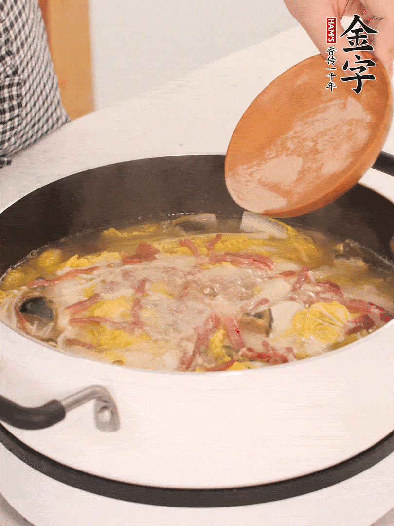加適量的白胡椒調(diào)味。