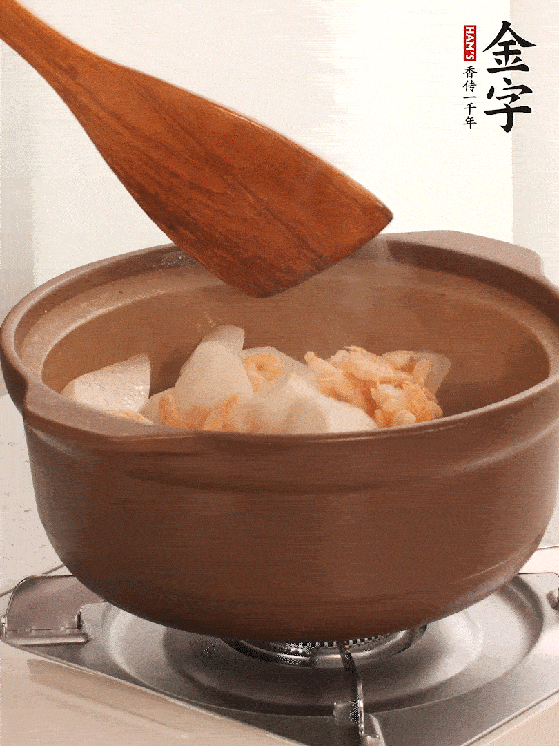 放白蘿卜、海米煸炒1-2分鐘，白蘿卜一定要先炒過再燉湯，香味更足。