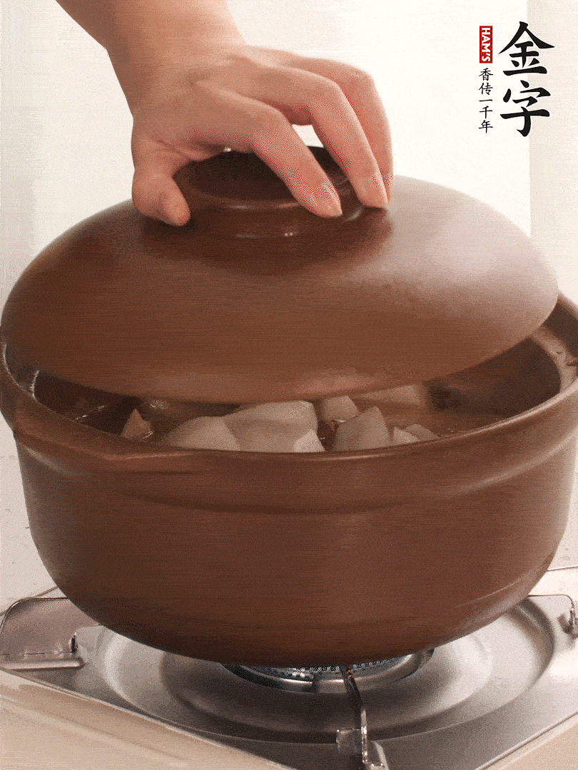 倒沒過食材的熱水，大火燒開。蓋上蓋子轉(zhuǎn)中小火，燉15-20分鐘。等蘿卜煮到喜歡的軟爛度就可以關(guān)火。