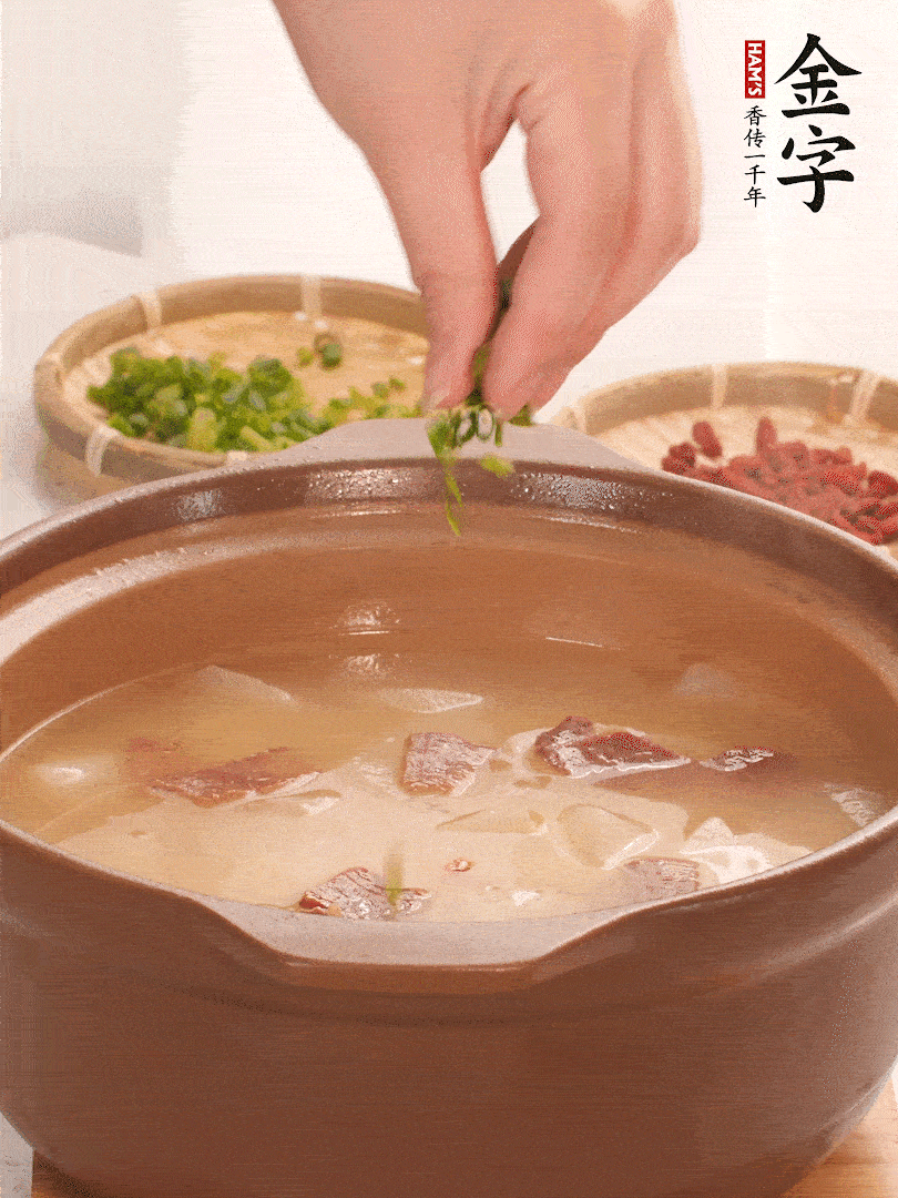 最后點綴點小蔥花、枸杞，增色提味。