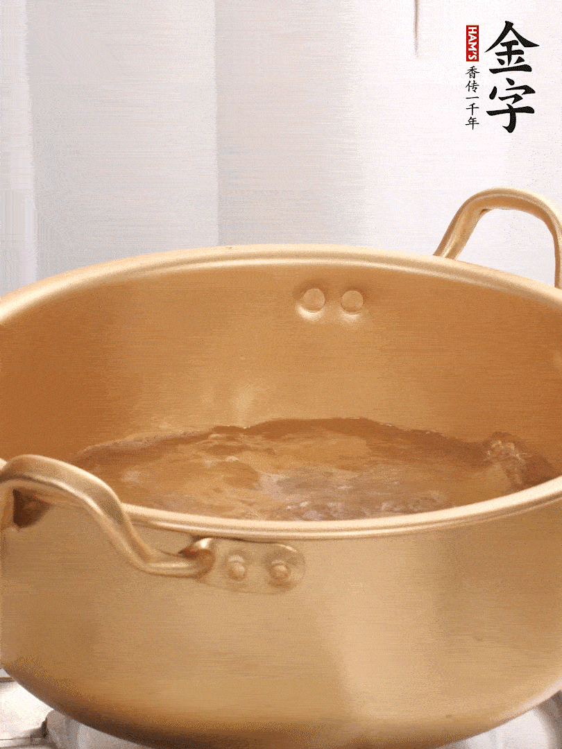 排骨加姜片、料酒，冷水下鍋焯水，撇去浮沫。