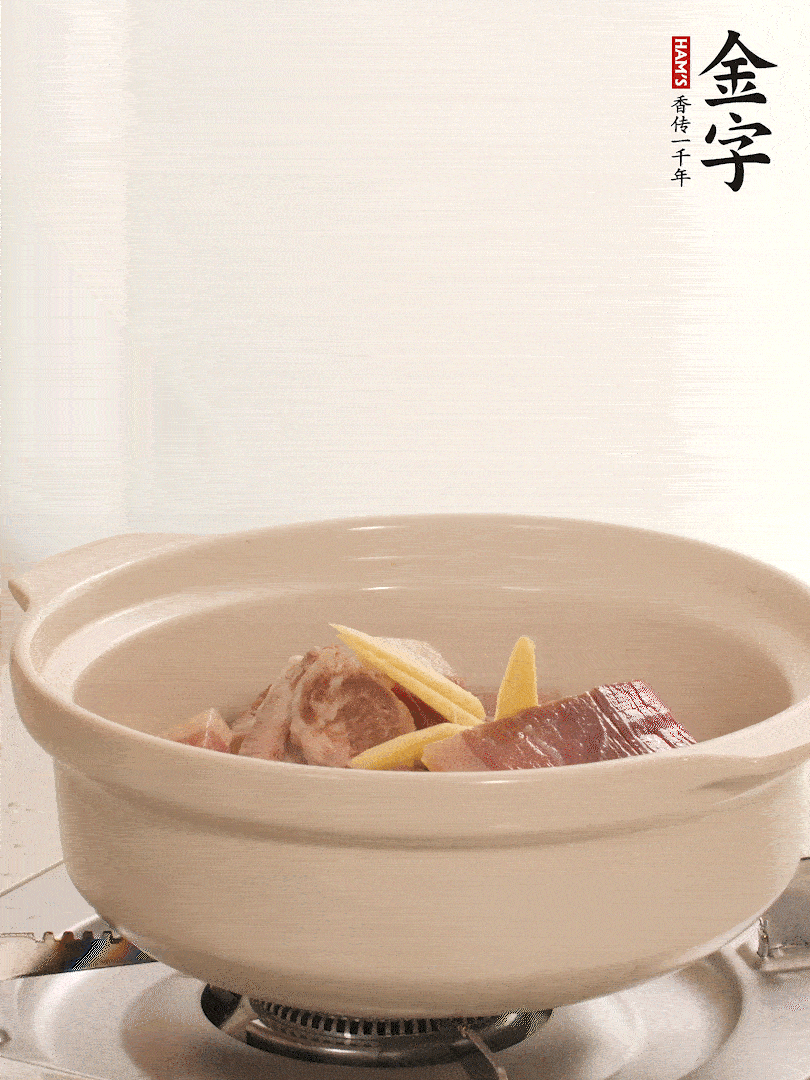 湯鍋放入排骨、火腿、姜，加適量水。煮開后轉(zhuǎn)小火燉40分鐘。
