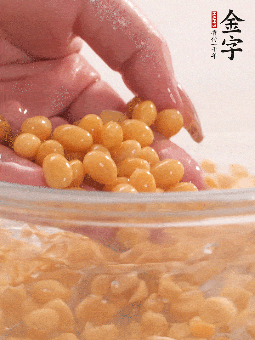 黃豆浸泡2小時(shí)，充分泡發(fā)，挑出干癟的不要。