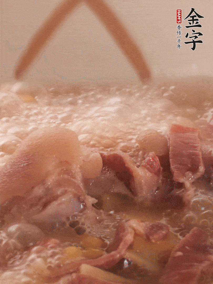 大火將水煮開后，蓋上鍋蓋，轉(zhuǎn)小火慢燉1個(gè)半小時(shí)。