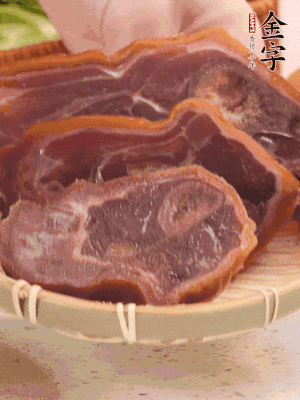 金字火腿蹄片溫水泡10分鐘。