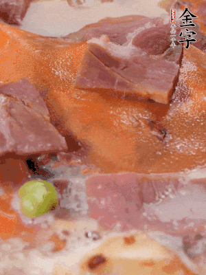 放適量料酒、清水煮到沸騰，再下蟹塊燜煮8分鐘。