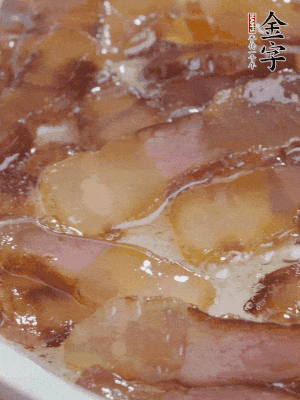 油5成熱，醬油肉煸香。