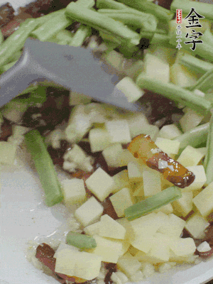下蒜末、豆角、土豆塊翻炒。