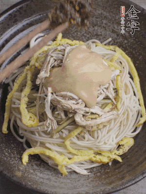 生抽1勺、醋1勺、芝麻醬1勺、金字火腿大師醬1勺。