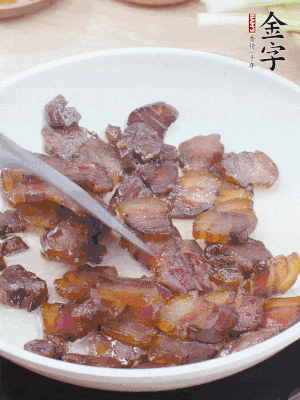 熱鍋少油，醬油肉煸出油脂，盛出。