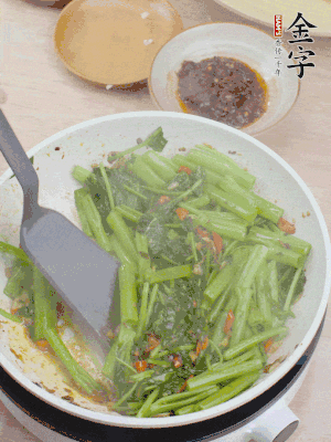 下空心菜炒軟。