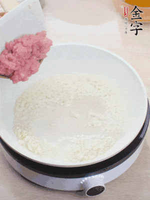 下火腿片、筍干均勻翻炒后，加2勺料酒、適量清水。