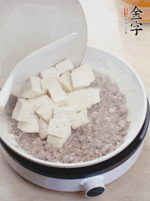 蓋蓋燉煮20分鐘后，加腐皮，撒一點(diǎn)枸杞。