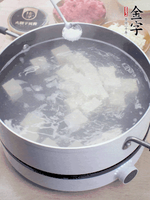 豆腐切成大小均勻正方體，鍋內(nèi)放水，加一點(diǎn)鹽焯水10秒。