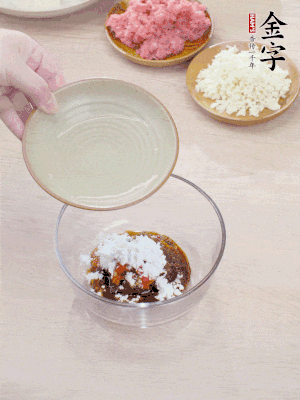 調(diào)料汁：金字火腿干貝醬2勺、剁椒1/2勺、生抽1/2勺、淀粉2勺、清水半碗。